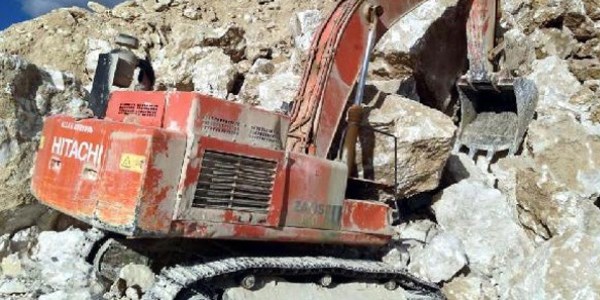 Kepçe operatörü tonlarca taşın altında kaldı