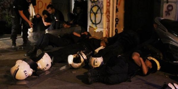 Polisler Taksim Meydan�'nda yerlere uzan�p dinlendi
