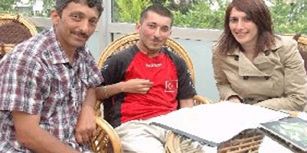 Engelini parmaklar�yla a�t�