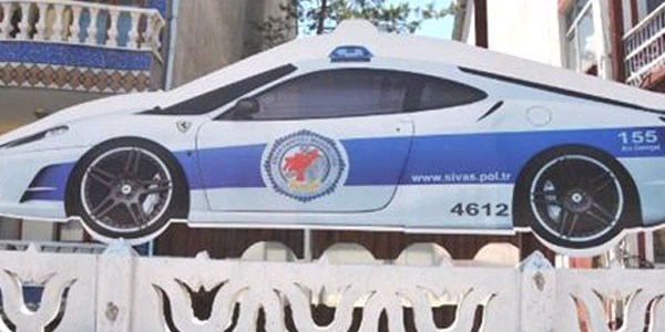 Sivas'ta polis binas�na 'Ferrari' maketi