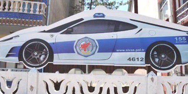 Sivas'ta polis binasna 'Ferrari' maketi