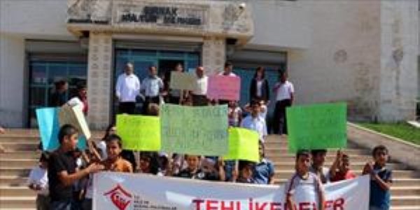��rnak'ta �ocuk i��ili�ine kar�� y�r�d�ler