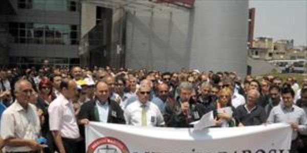 Mersin'de avukatlardan g�zalt� protestosu