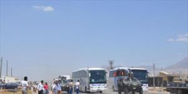 Habur'da yol kesen �of�rler otob�sleri ta�lad�