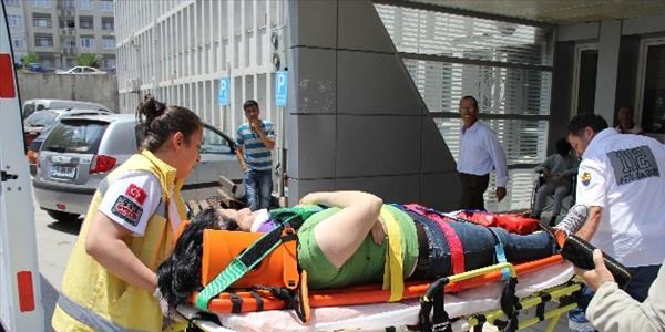 Otomobilin �arpt��� kad�n hastanelik oldu