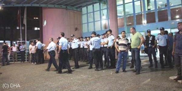Bıçaklanan polis silahını ateşledi: 2 yaralı/ Video