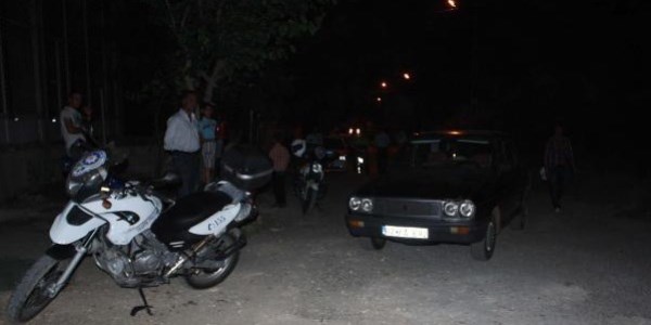 Motosikletle otomobile çarpan polis yaralandı/ Video