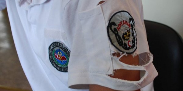 112 sağlık ekibini darp ettiler