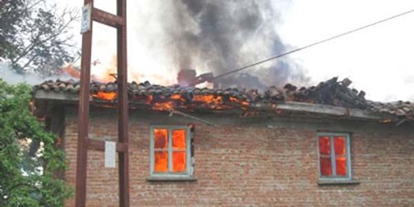 A�l�'da y�ld�r�m bir evi k�le �evirdi