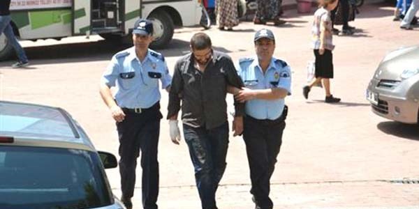 K�z arkada��n�n evine zorla giren �niversite ��rencisine g�zalt�