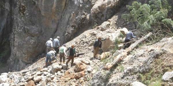 Dağdan kopan dev kaya köyü susuz bıraktı