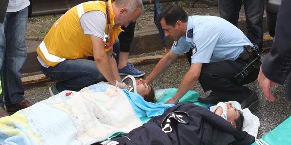 Trafik kazasında yaralanan kadına polis şefkati