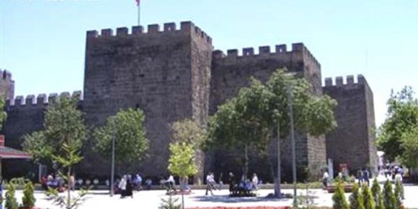 2 bin yıllık tarihi kale kültür ve sanat merkezi olacak