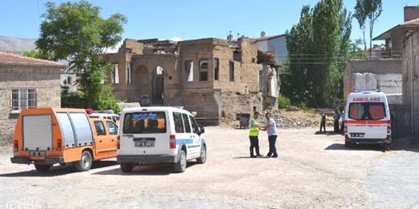 Niğde'de tarihi binanın çatısı çöktü