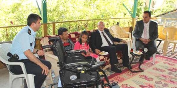 Emekli uzman çavuşa, polisten akülü tekerlekli sandalye
