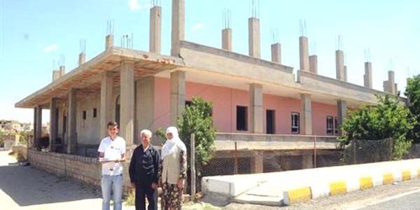 �mara ayk�r� balkon ve istinat duvar� nedeniyle evleri m�h�rlendi