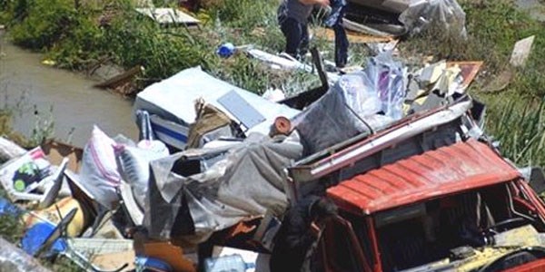 Tosya'da eşya yüklü kamyon çeltik tarlasına uçtu