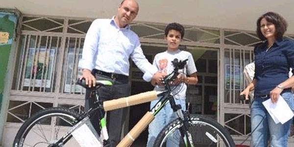 Belediye en fazla atık pil toplayan öğrencilere bisiklet hediye etti