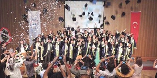 Diplomalarla birlikte iş teklifi geldi