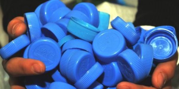 Emekli öğretmen binlerce mavi kapak topladı