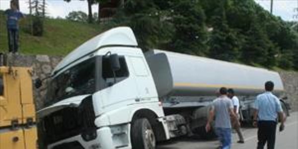 Bankete düşen akaryakıt tankeri korkuttu