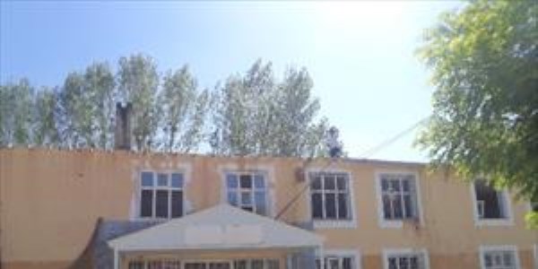 40 yıllık okulun yıkımına başlandı