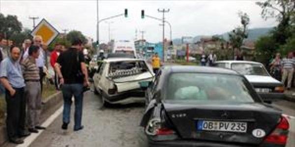 4 otomobil birbirine girdi: 4 yaralı