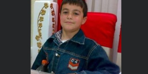 Kolunu ilaç makinesine sıkıştırdı