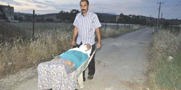 Kanser hastas� kad�n�n �ileli hastane yolculu�u