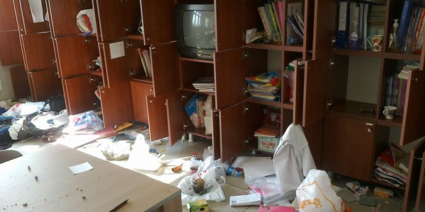 Okulu talan ettiler