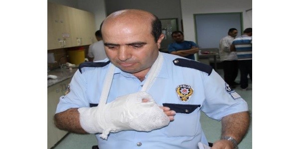 Kavga etti�i ki�ilere ara�la �arpt�: 1'i polis 3 yaral�