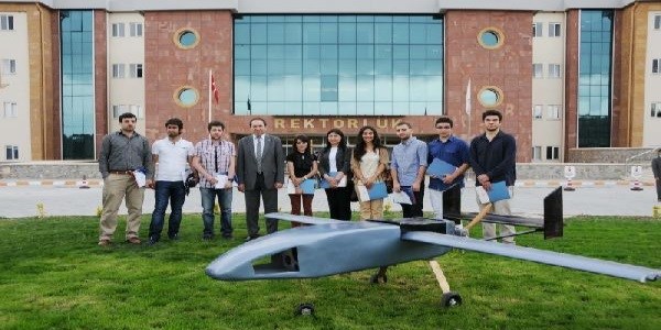 �niversite ��rencileri insans�z hava arac� yapt�