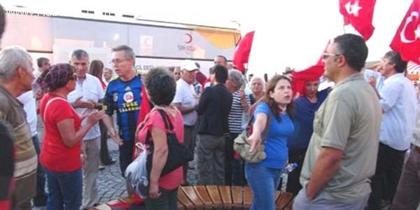 Taksim eyleminde iki grup aras�nda gerginlik