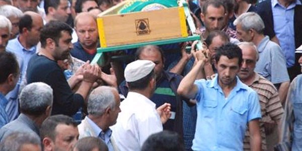 Ölen sürücü, babasının yanına defnedildi