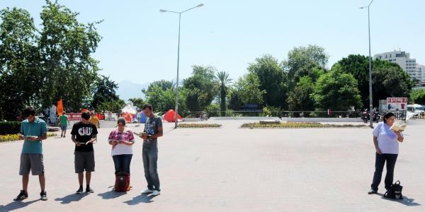 Haber merkezi mobeseden görünce sordu: Ne yapıyor onlar namaz mı kılıyor?