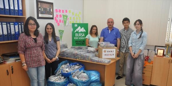 Kent konseyi gen�leri binlerce kutu kalem toplad�