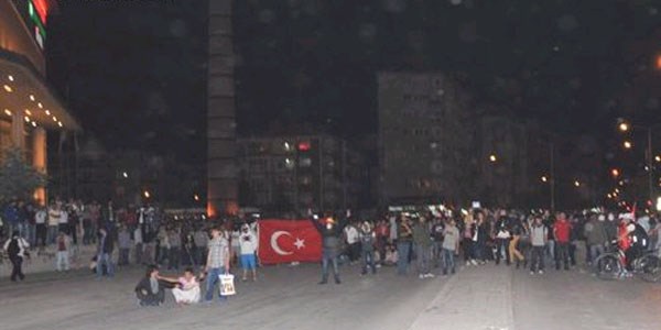 Polisten göstericilere biber gazlı müdahale