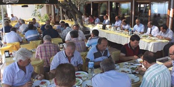 Urla Belediye Ba�kan� muhtarla bir araya geldi