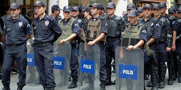İstanbul'da 2 bin 200 polisin şark görevi durduruldu/ Video