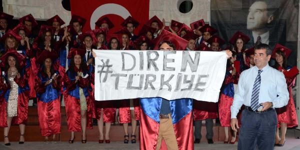 Tp fakltesi mezuniyet treninde 'Diren Trkiye' pankart at