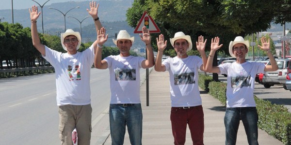 ��lg�n �niversiteliler otostopla T�rkiye'yi geziyor