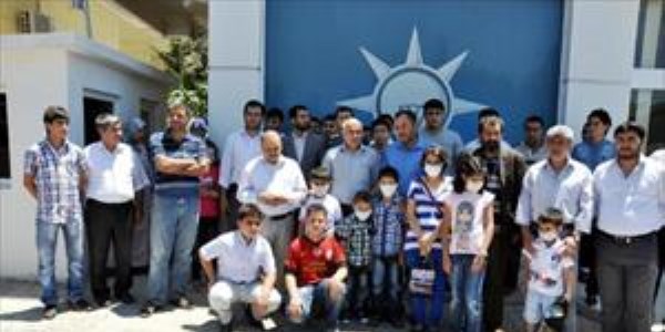 L�semi hastalar� Ak Parti binas� �n�nde 'doktor' eylemi yapt�