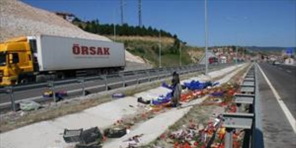 Domates y�kl� kamyon devrildi, 1 yaral�