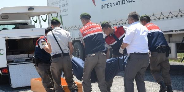 Tır sürücüsü çekicinin içinde ölü bulundu