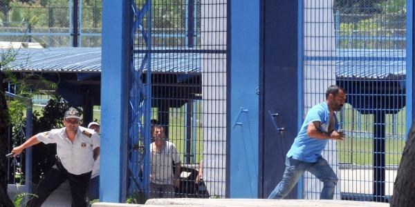 Para vermeyen için güvenlik görevlisini taşladı