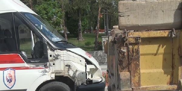 Ambulans kaza yaptı