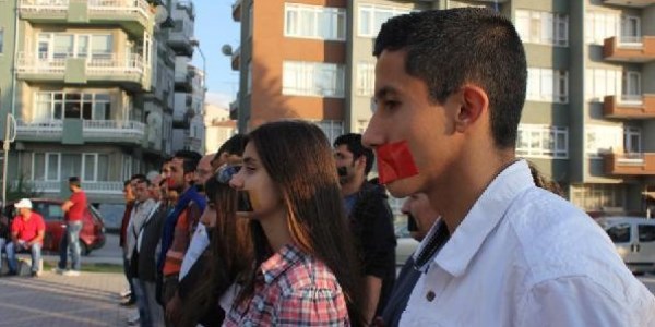 Çorum'da duran adamlar ağızlarını bantladılar