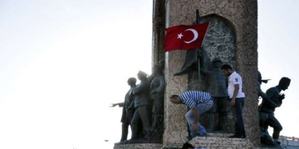 Taksim Meydanı'nda kendini zincire vurdu