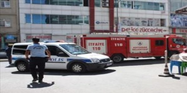 Asansörde mahsur kalan 3 kişi itfaiye tarafından kurtarıldı