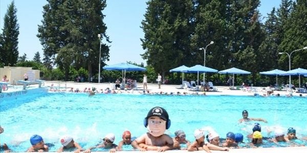 Polisten çocuklara 'can simidi' yüzme kursu